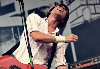 The Cribs disponibiliza novo single; ouça "Chi-Town"