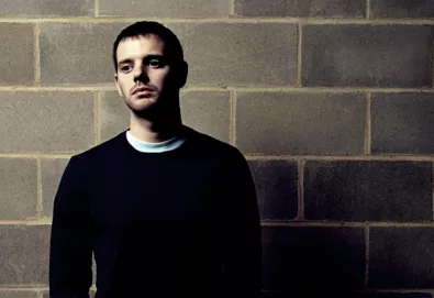 Mike Skinner reaparece com novo projeto musical; ouça "What You Livin’ For"