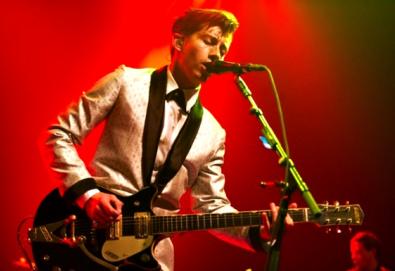 Arctic Monkeys apresenta música inédita em show na Califórnia; ouça "Do I Wanna Know?"