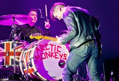 Ouça a nova música do Arctic Monkeys: "2013"