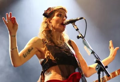 Courtney Love anuncia fim do Hole