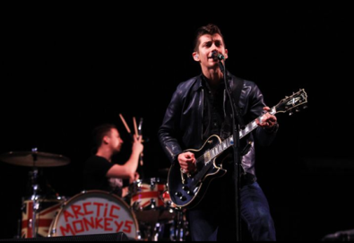 Arctic Monkeys se apresenta para 60 mil pessoas no Lollapalooza Brasil; assista aqui