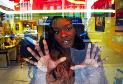 Azealia Banks estreia nova canção; ouça aqui "Fuck Up The Fun"