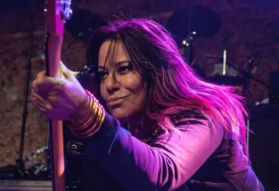 Jennifer Finch, L7 bassist dead at 59