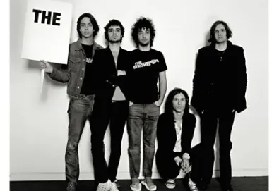 Strokes reaparece com show surpresa em Londres