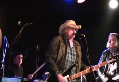 Três membros do R.E.M. se reuniram em show para interpretar "Superman"