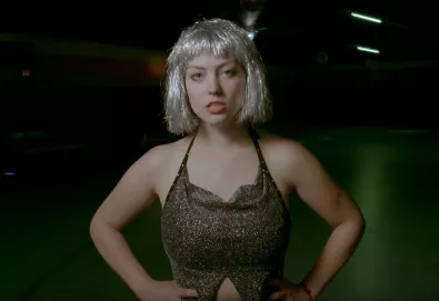 Angel Olsen compartilha vídeo de "Shut Up Kiss Me", uma nova música