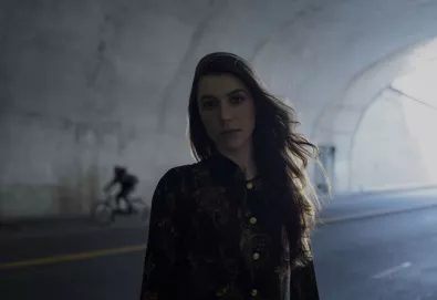 Julia Holter apresenta nova música - "Sea Calls Me Home"