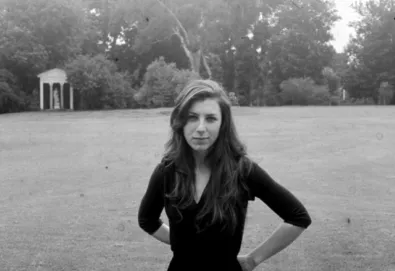 Julia Holter lança vídeo da música "Sea Calls Me Home"