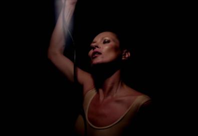 Novo vídeo do Massive Attack é estrelado por Kate Moss; Veja "Ritual Spirit"