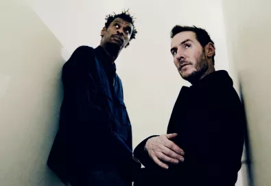 Vídeo: Massive Attack - "Voodoo In My Blood"