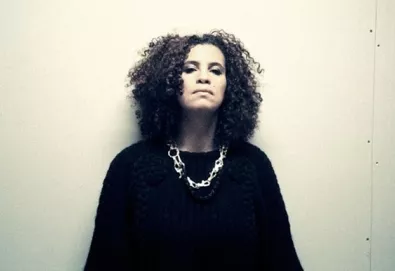 Neneh Cherry volta a trabalhar com Jean-Baptiste Mondino em novo vídeo