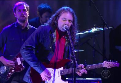 The War On Drugs interpreta "Holding On" no "The Late Show with Stephen Colbert"
