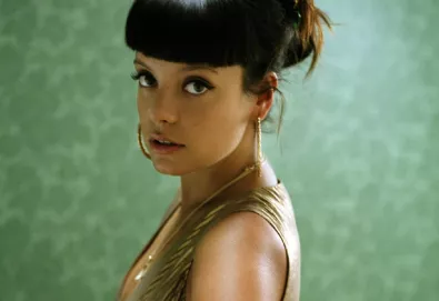Declarações sobre consumo de drogas de Lily Allen acabam em processo