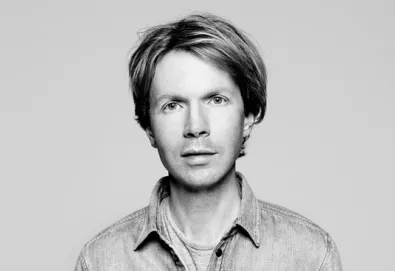 Novo álbum de Beck tem participação de Jack White, Norah Jones e Jarvis Cocker