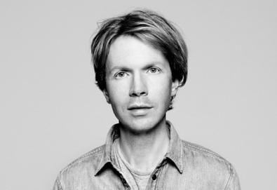 Novo álbum de Beck tem participação de Jack White, Norah Jones e Jarvis Cocker
