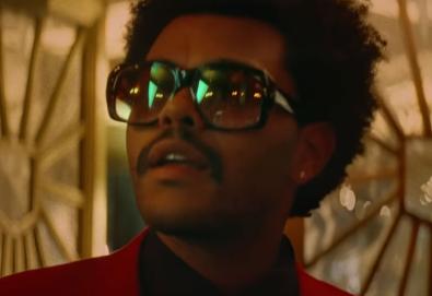 “Blinding Lights” do The Weeknd se torna a 1ª música da história a permanecer um ano inteiro no top 10 da Billboard
