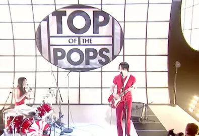 Video: The White Stripes performs "Fell in Love with a Girl" on Top of the Pops