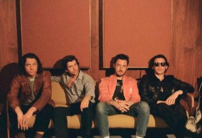 Arctic Monkeys lançará novo álbum em outubro