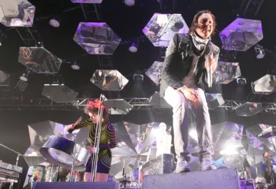 Arcade Fire estreia novo single e vídeo