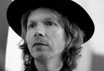 Beck assina com gravadora e anuncia novo álbum