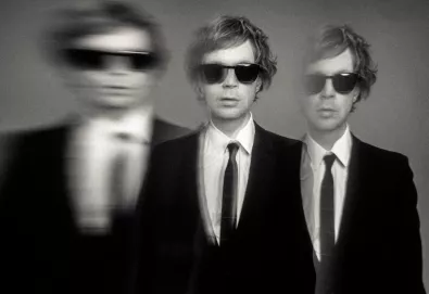 Beck anuncia novo álbum, 'Hyperspace', e lança o single "Saw Lightning"