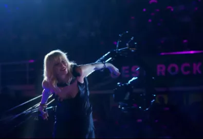 Courtney Love interpreta “Celebrity Skin” (Hole) com Rockin'1000