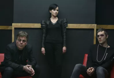 D.A.R.K., projeto de Dolores O’Riordan e Andy Rourke, lança mais uma música; Ouça "Gunfight"