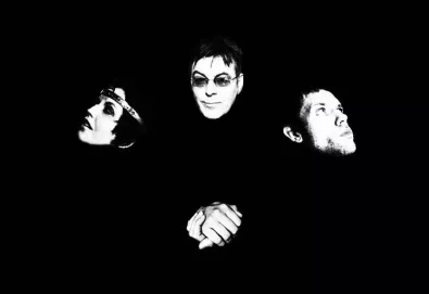 D.A.R.K., projeto formado por Dolores O'Riordan (Cranberries) e Andy Rourke (Smiths), lança álbum em maio; Ouça a faixa "Curvy"