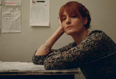 Florence and the Machine aparece com uma nova canção - “Sky Full of Song”