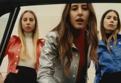 Haim confirma segundo álbum, 'Something To Tell You'
