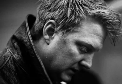Queens Of The Stone Age presta homenagem ao chef Anthony Bourdain