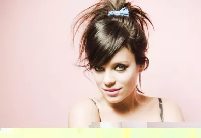 "São uma cambada de idiotas...", diz Lily Allen sobre as estrelas pop