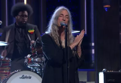 Patti Smith interpreta "People Have the Power" no programa de tv "The Tonight Show Starring Jimmy Fallon"
