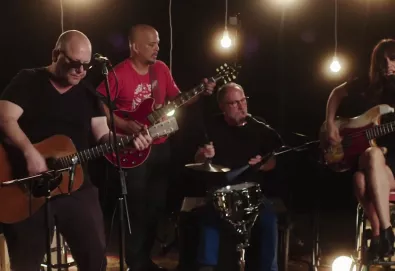 Pixies estreia uma nova música - "Um Chagga Lagga" - ao vivo