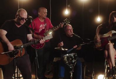 Pixies estreia uma nova música - "Um Chagga Lagga" - ao vivo