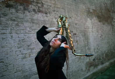 PJ Harvey lança duas novas músicas - "A Dog Called Money" e I’ll Be Waiting