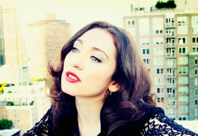 Regina Spektor lança 'Remember Us To Life'
