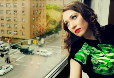 Regina Spektor estreia mais uma música de seu novo álbum; Ouça "Older And Taller"