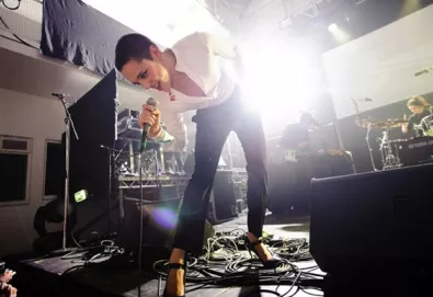 Savages estreia vídeo de "Fuckers"