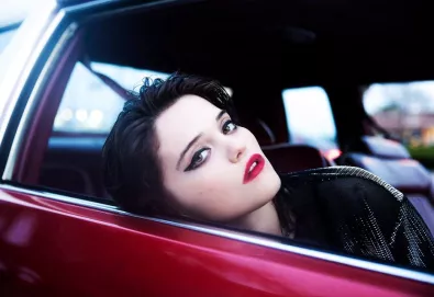 Nova música: Sky Ferreira — “Downhill Lullaby”
