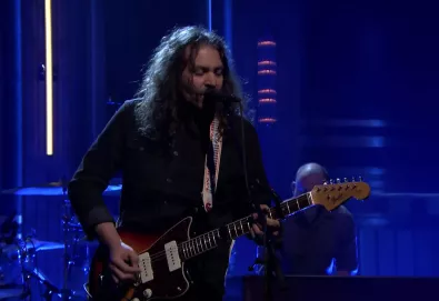 The War On Drugs interpreta "Pain" no "The Tonight Show Starring Jimmy Fallon"