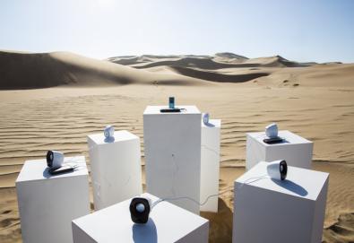 Instalação artística toca “Africa” do grupo Toto “eternamente” no deserto do Namibe