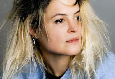 Alison Mosshart do The Kills estreia seu primeiro single solo — “Rise”