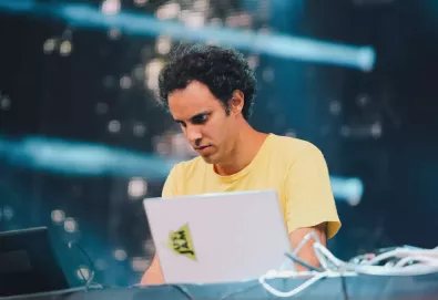 Ouça: Four Tet - “Baby” (com Ellie Goulding)