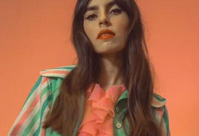 Hazel English anuncia seu álbum de estreia, ‘Wake UP!’