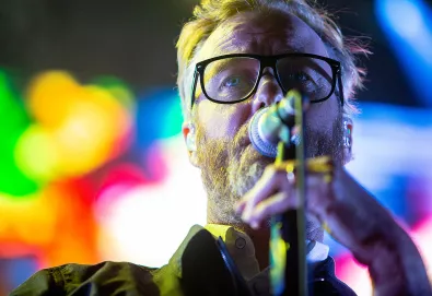 Matt Berninger, vocalista do The National, divulga novo single; Ouça "Distant Axis"