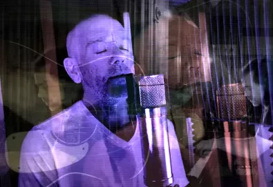 Michael Stipe compartilha a versão de estúdio de “No Time for Love Like Now”