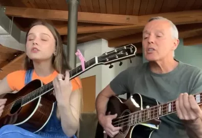 Curt Smith do Tears for Fears e sua filha interpretam “Mad World”